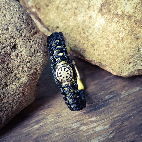 Bracelet paracorde noir jaune, manille ajustable et perle