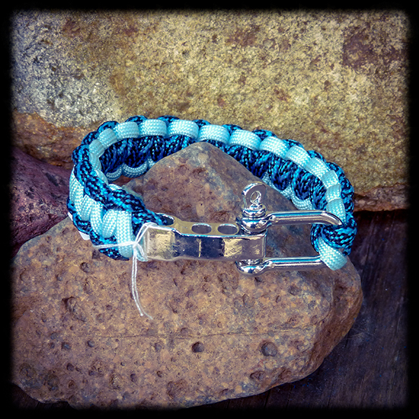 Bracelet de survie bleu avec manille ajustable